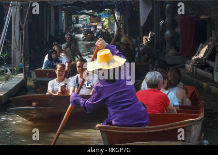 Damnoen Saduak, Thailand - 4. März 2017: Touristen in Booten. Der schwimmende Markt ist eine beliebte touristische atrraction Stockfoto