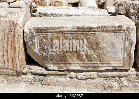 Griechische Inschrift statue pedastal auf Hierapolis Straße eine der Hauptschlagadern der antiken Stadt, Tripolis auf der Mäander, Yenicekent, Türkei. Die Straße Stockfoto