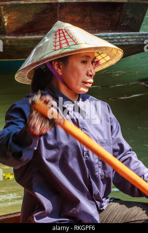 Damnoen Saduak, Thailand - 4. März 2017: Früchte Anbieter Paddel ihr Boot. Der schwimmende Markt ist eine beliebte touristische atrraction Stockfoto