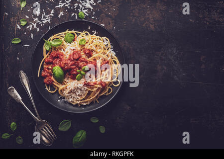 Lecker appetitlichen Classic spaghetti Nudeln mit Tomatensoße, Parmesan und frischem Basilikum, Ansicht von oben Stockfoto