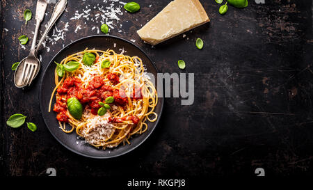 Lecker appetitlichen Classic spaghetti Nudeln mit Tomatensoße, Parmesan und frischem Basilikum, Ansicht von oben Stockfoto