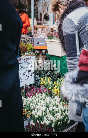 London, Großbritannien - 3. Februar 2019: Menschen, die Blumen kaufen von einem marktstände an der Columbia Road Flower Market, ein Markt im Osten Londons, der offen ist, Stockfoto