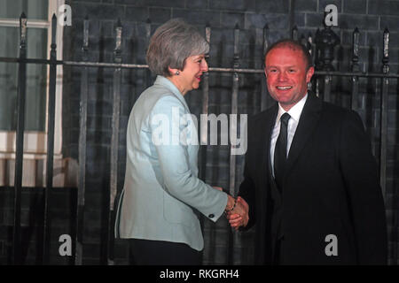 Premierminister Theresa May grüßt Ihr maltesischen Gegenstück Joseph Muscat, wie er für Gespräche in 10 Downing Street in London eintrifft. Stockfoto