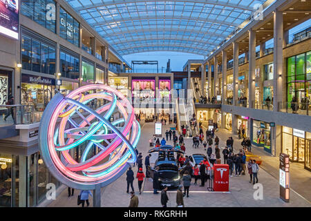 Oxford, UK. Abend in Leiden Platz in der neuen Westgate Shopping Center, in 2017 geöffnet Stockfoto