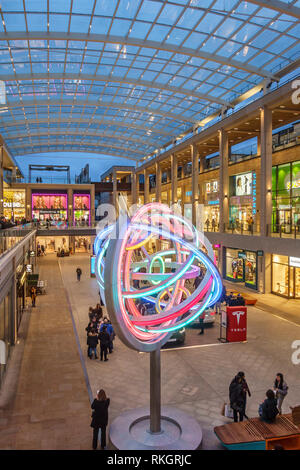 Oxford, UK. Abend in Leiden Platz in der neuen Westgate Shopping Center, in 2017 geöffnet Stockfoto