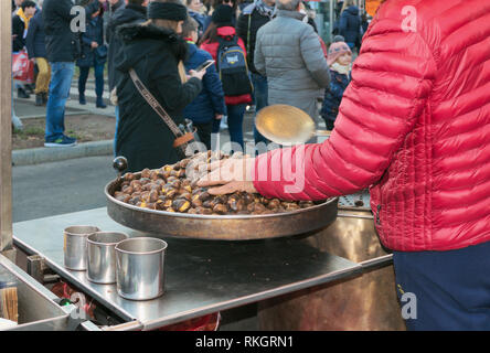 Verkauf von heißen gerösteten Kastanien auf einer Straße, Mailand, Italien Stockfoto