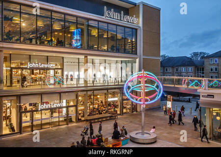 Oxford, UK. Der "John Lewis Department Store in Leiden Platz in der neuen Westgate Shopping Center, in 2017 eröffnet - Abend Stockfoto