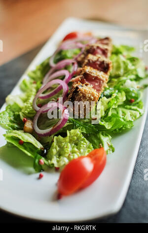 Gegrillter Lachs mit Sesam Salat mit Bulgur und Gemüse Seitenansicht Stockfoto