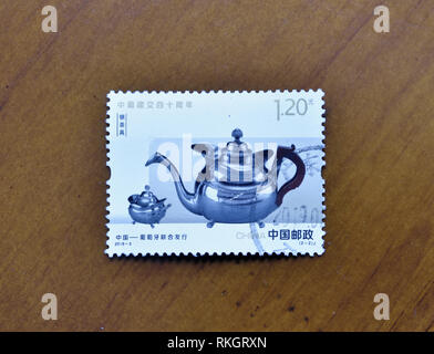 CHINA - ca. 2019: ein Stempel in China gedruckt zeigt 2019-3 silber Teekanne 40. diplomatischen Beziehungen mit Portugal Stempel ca. 2019. Stockfoto