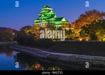 Nachtansicht von Okayama Castle am Fluss Asahi in Japan Stockfoto