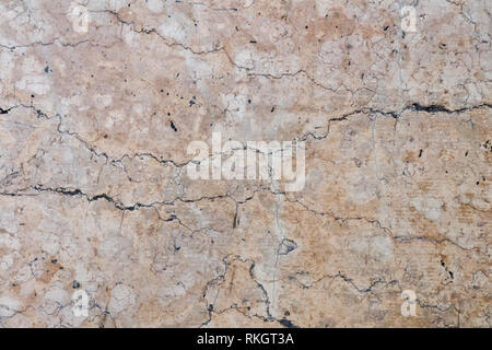 Detaillierte beige Risse im Stein Oberfläche, Beschaffenheit der Alten natürliche Marmor Stockfoto