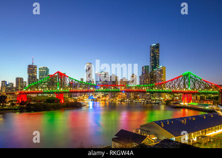 Mit der Story Bridge in Brisbane in Australien bei Nacht Stockfoto