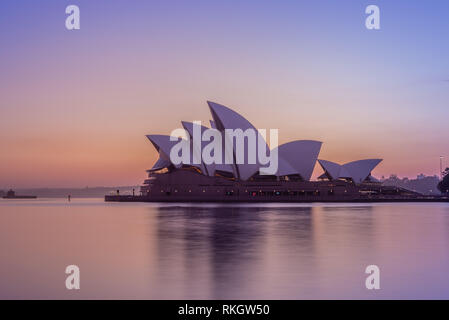 Sydney, Australien - 6. Januar 2019: Sydney Opera House bei Sonnenaufgang. Dieses Gebäude ist eines der bekanntesten und markante Gebäude des 20. Jahrhunderts. Stockfoto