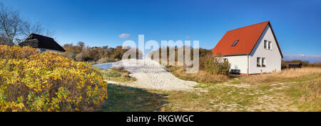 Traditionelle Häuser und Eingang zum Strand, Vitte Dorf auf der Insel Hiddensee an der Ostseeküste von Norddeutschland, Panoramic Image Stockfoto