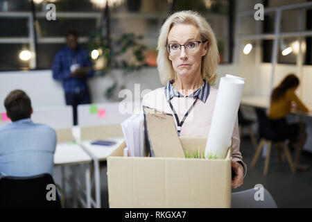 Traurige Frau entlassen von der Arbeit Stockfoto