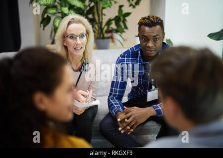 Multi-ethnischen Kollegen die Teilnahme an der Diskussion Stockfoto