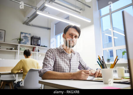 Inhalt männlichen Designer, die am Projekt Stockfoto