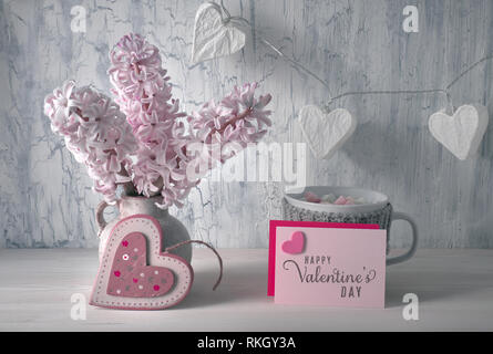 Valentines Tag noch Leben leeres Papier Karten mit copy-cpace, Holz- Herz, Tasse heiße Schokolade und rosa Hyazinthen Blumen auf rustikalen Hintergrund Stockfoto