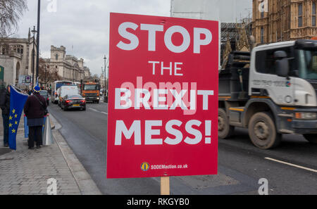 Bleiben Plakat sagen top Die Brexit Chaos' außerhalb des britischen Parlaments in London Stockfoto