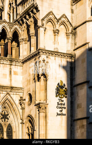 Winter Sonne auf ein Detail an der Royal Courts of Justice, The Strand, London, UK Stockfoto