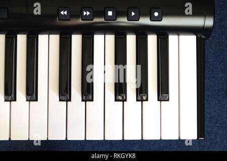 Klavier Keyboard mit weißen und schwarzen Tasten isoliert auf weißem Hintergrund Vorderansicht vertikale Foto close up Stockfoto