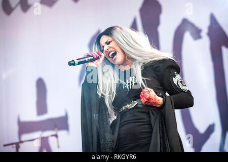 Schweden, Solvesborg - Juni 8, 2018. Der italienischen Gotik matal band Lacuna Coil führt ein Live Konzert während der schwedischen Musik Festival Sweden Rock Festival 2018. Hier Sängerin Cristina Scabbia ist live auf der Bühne gesehen. (Foto: Gonzales Foto - Terje Dokken). Stockfoto