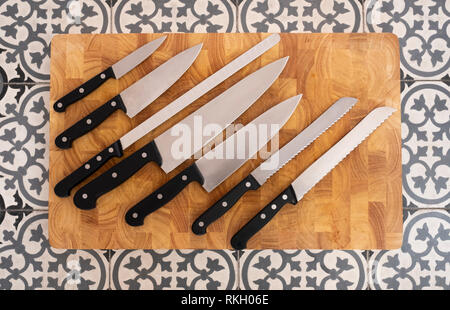 Set an Küchen Messer auf Holzbrett Stockfoto