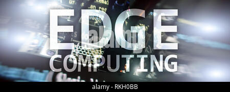 EDGE Computing, Internet und moderne Technologie Konzept auf modernen Serverraum Hintergrund Stockfoto