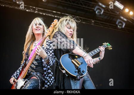 Schweden, Solvesborg - Juni 8, 2018. Die US-amerikanische Rockband Vixen führt ein Live Konzert während der schwedischen Musik Festival Sweden Rock Festival 2018. Hier Sänger und Gitarrist Janet Gardner (R) wird gesehen, live auf der Bühne mit Bass Player Teilen Ross (L). (Foto: Gonzales Foto - Terje Dokken). Stockfoto