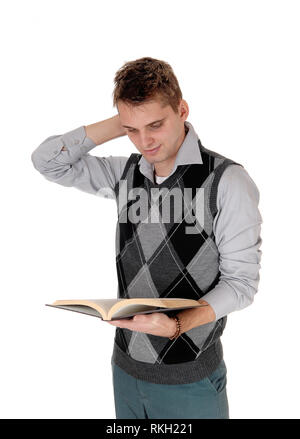 Ein Körper Bild halbieren eines jungen Mann und sein Buch lesen mit einer Hand hinter seinem Kopf, auf weißem Hintergrund Stockfoto