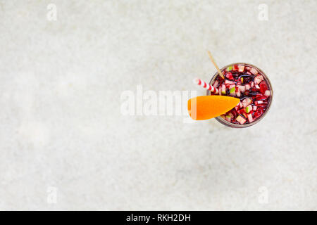Glas eisgekühlten Sangria mit Erdbeere, Orange, Apfel und Zitrone auf dem Tisch. Close Up. Ansicht von oben Stockfoto
