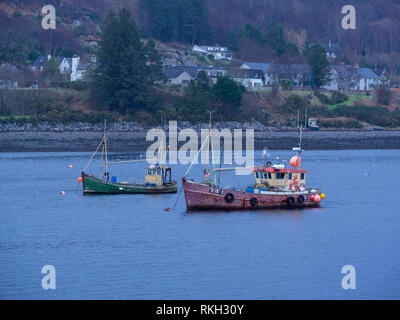 Fischerboote "Unsere Seeleute" YH1 und "Ernte Lily'UL32 bei Ullapool an einem regnerischen Tag verankert. Ullapool, Highland, Schottland Stockfoto