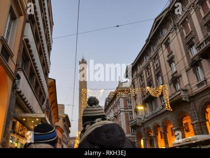 Bologna, Emilia Romagna, Italien. Dezember 2018. Der Asinelli Turm zeichnet sich auf der Via Rizzoli, das historische Zentrum. Hohe 97,2 Meter ist der wichtigste Landmar Stockfoto