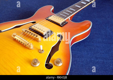 Teil von Vintage semi-Hohlkörper E-Gitarren mit Tonabnehmer, Elektronik Knöpfe und Metall Zubehör auf Jeans Hintergrund closeup Stockfoto