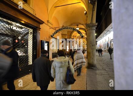 Bologna, Emilia Romagna, Italien. Dezember 2018. Die lange Arkaden der Stadt charakterisieren, die weihnachtliche Atmosphäre lockt Menschen, Spaziergänge Besuch Stockfoto