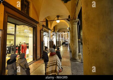 Bologna, Emilia Romagna, Italien. Dezember 2018. Die lange Arkaden der Stadt charakterisieren, die weihnachtliche Atmosphäre lockt Menschen, Spaziergänge Besuch Stockfoto