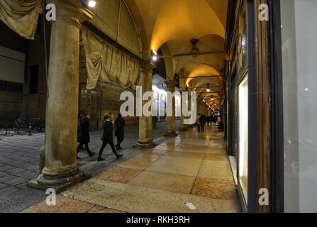 Bologna, Emilia Romagna, Italien. Dezember 2018. Die lange Arkaden der Stadt charakterisieren, die weihnachtliche Atmosphäre lockt Menschen, Spaziergänge Besuch Stockfoto