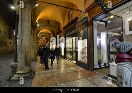 Bologna, Emilia Romagna, Italien. Dezember 2018. Die lange Arkaden der Stadt charakterisieren, die weihnachtliche Atmosphäre lockt Menschen, Spaziergänge Besuch Stockfoto