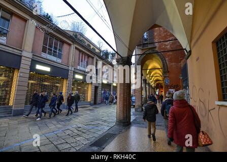 Bologna, Emilia Romagna, Italien. Dezember 2018. Die lange Arkaden der Stadt charakterisieren, die weihnachtliche Atmosphäre lockt Menschen, Spaziergänge Besuch Stockfoto