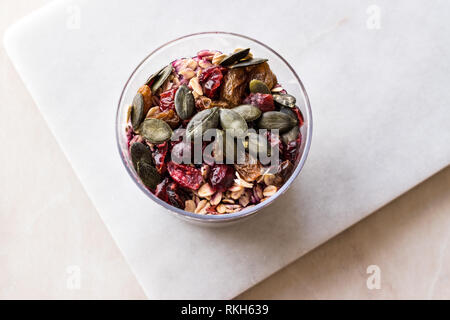 Gesunde Chia Pudding mit Kürbissamen/Acai Schüssel in Plastikbecher. Organische Dessert. Stockfoto