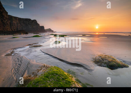 Whipsiderry Cove, in der Nähe von Porth in Cornwall. Stockfoto