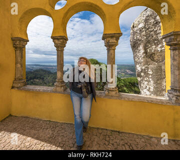 Mädchen - Fotograf in Sintra Palace Wände. Portugal Stockfoto