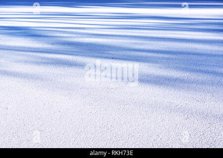 Hintergrund der harten Schnee mit dunkelblauen Schatten Stockfoto