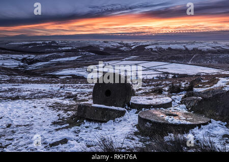 Sonnenuntergang am Stanage Edge im Peak District im Winter Schnee, Derbyshire, Großbritannien Stockfoto