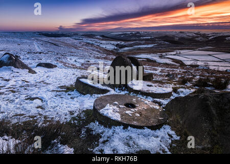 Sonnenuntergang am Stanage Edge im Peak District im Winter Schnee, Derbyshire, Großbritannien Stockfoto