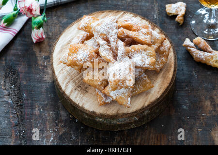 Traditionelle italienische Karneval Krapfen mit Puderzucker bestäubt - frappe oder Chiacchiere Stockfoto