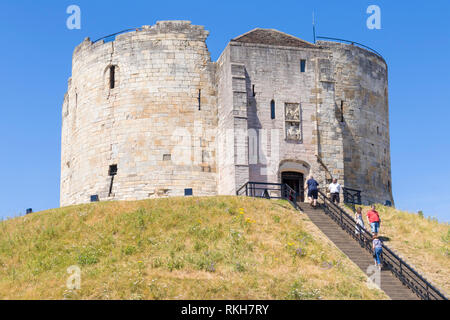 Clifford's Tower der ehemalige Bergturm von York Castle Touristen, die die steilen Stufen zum Cliffords Tower City of York North Yorkshire England GB Europa Stockfoto