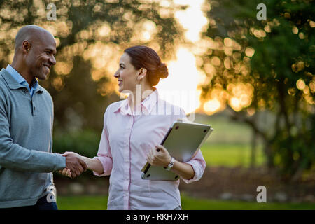 Zwei Geschäftsleute treffen im Park Stockfoto
