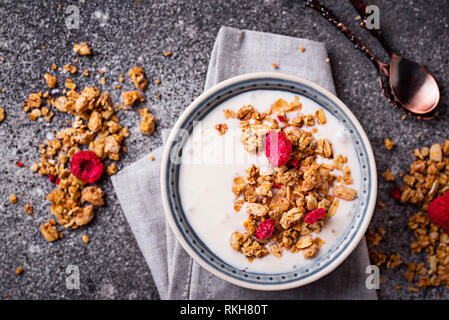 Müsli mit Joghurt und getrocknete Himbeeren Stockfoto