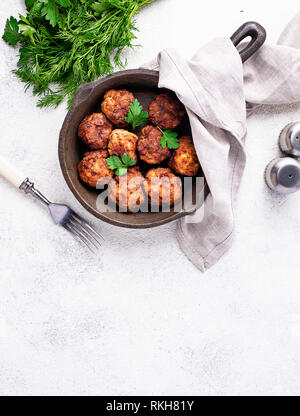 Hausgemachtes Rindfleisch Fleischbällchen in Bratpfanne Stockfoto